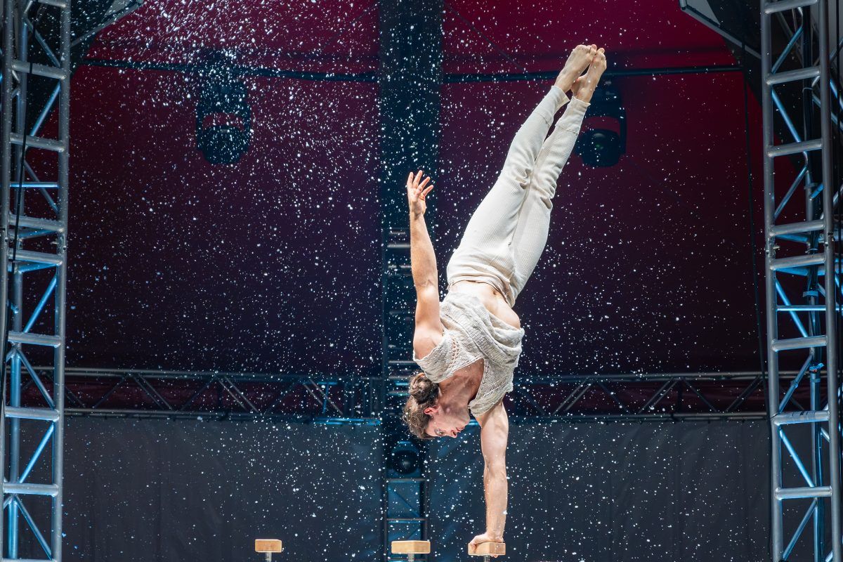 Le cirque Éclats est présenté jusqu'au 2 octobre sous le chapiteau de l'Hôtel-Casino de Charlevoix. Photo Loto-Québec/Go Xplore